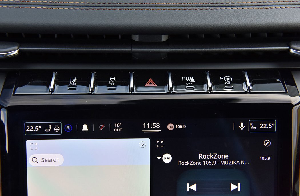 Líbí se nám předsunutí displeje a využití jeho horní hrany pro klasická tlačítka – mimochodem se zde vypíná třeba asistent pro vedení v jízdních pruzích, který lze deaktivovat jednou provždy