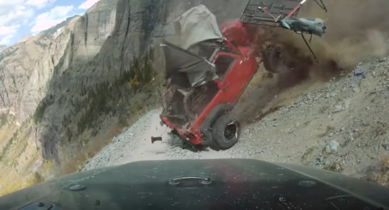 Řidiči se podařilo natočit vůz značky Jeep, jak se řítí dolů z útesu!