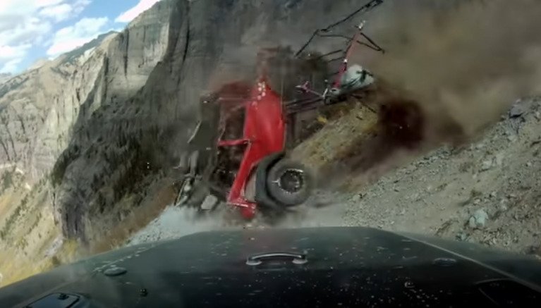 Řidiči se podařilo natočit vůz značky Jeep, jak se řítí dolů z útesu!
