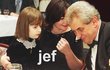 Jef Kratochvil patřil mezi přátele prezidenta Miloše Zemana (73). Rodina teď uvolnila snímky z několika let, kdy politika fotil. Zeman se na nich např. holí, zapaluje Jefovi cigaretu – anebo si povídá s manželkou a dcerou.