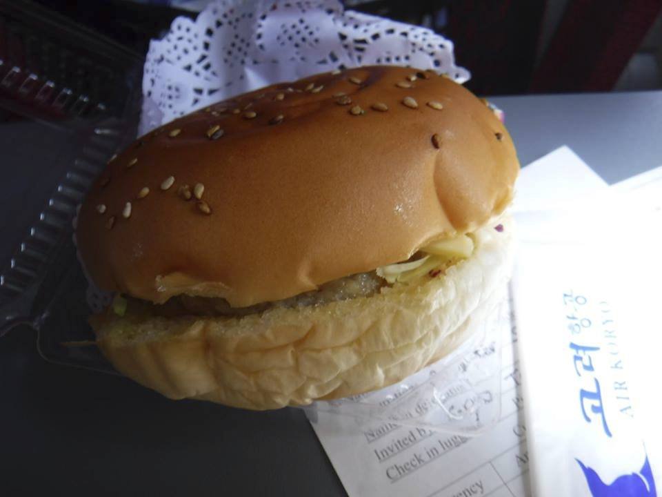 Nechvalně proslulý burger severokorejských aerolinek Air Koryo