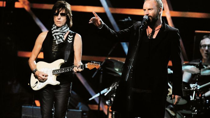 JEFF BECK a STING na jednom pódiu. Nicméně, se symfonickým orchestrem nahrával každý sám.