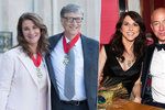 Američtí boháči Bill Gates a Jeff Bezos s manželkami