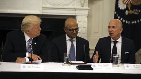 Zakladatel Amazonu Jeff Bezos (vpravo) s americkým prezidentem Donaldem Trumpem