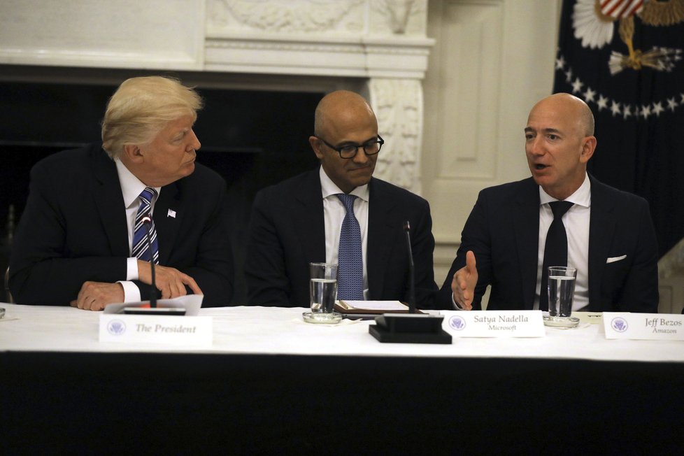 Zakladatel Amazonu Jeff Bezos (vpravo) s americkým prezidentem Donaldem Trumpem