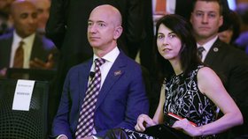 Zakladatel Amazonu Jeff Bezos s manželkou Mackenzie Bezosovou