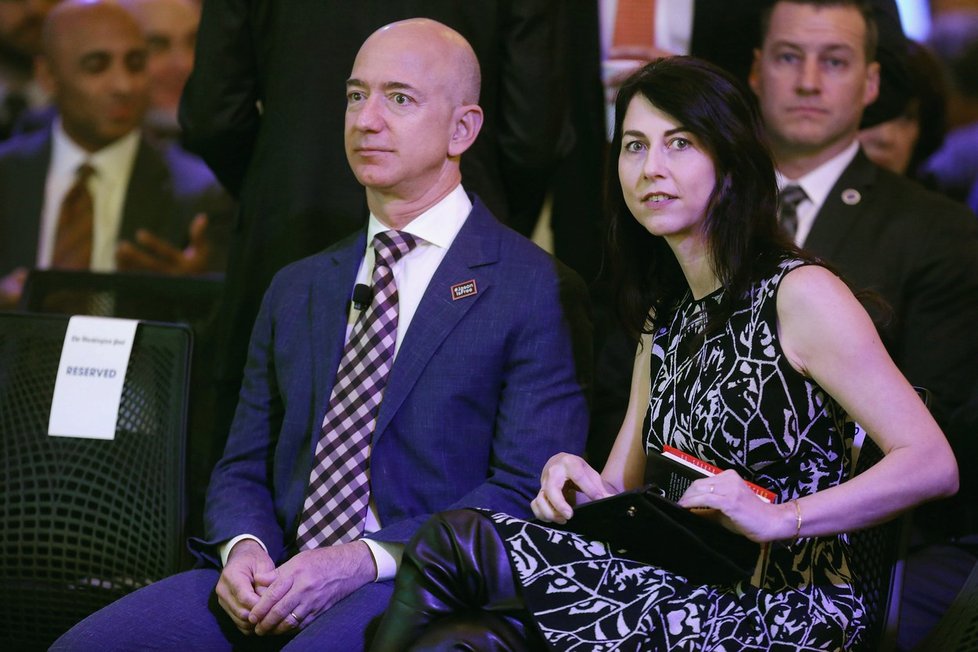 Zakladatel Amazonu Jeff Bezos s manželkou Mackenzie Bezosovou