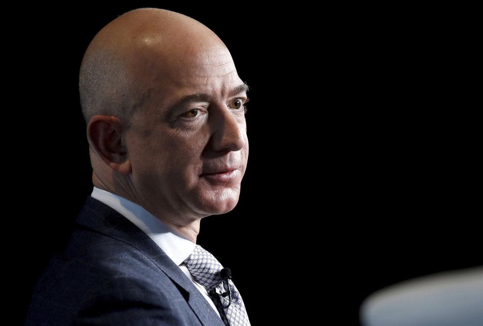 Jeff Bezos je díky akciím Amazonu nejbohatším mužem světa.