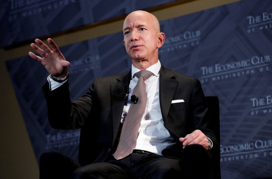 Zakladatel Amazonu Jeff Bezos opustí funkci výkonného ředitele. Nahradí ho Andy Jassy.