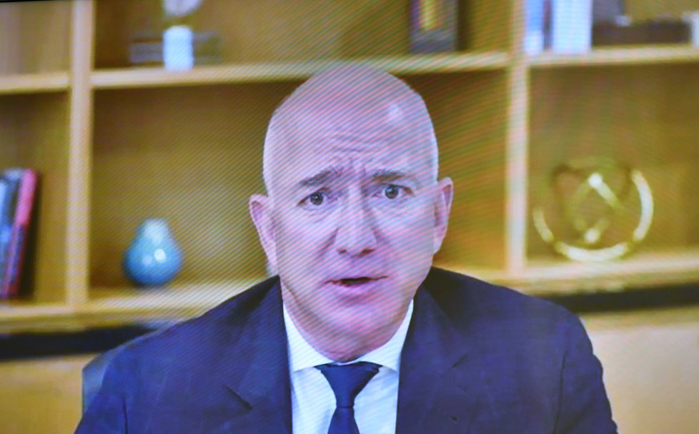 Nejbohatší člověk a šéf Amazonu Jeff Bezos při grilování gigantů v USA