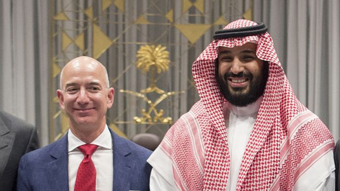 Jeff Bezos a saúdský korunní princ Mohamed Bin Salmán na společném snímku z roku 2016