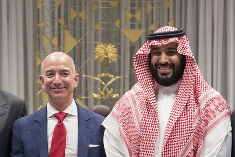 Jeff Bezos a saúdský korunní princ Mohamed Bin Salmán na společném snímku z roku 2016