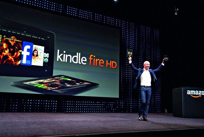 Jeff Bezos při představování Kindle Fire v roce 2012