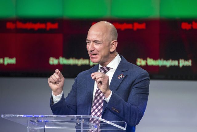 Jeff Bezos je díky akciím Amazonu nejbohatším mužem světa.