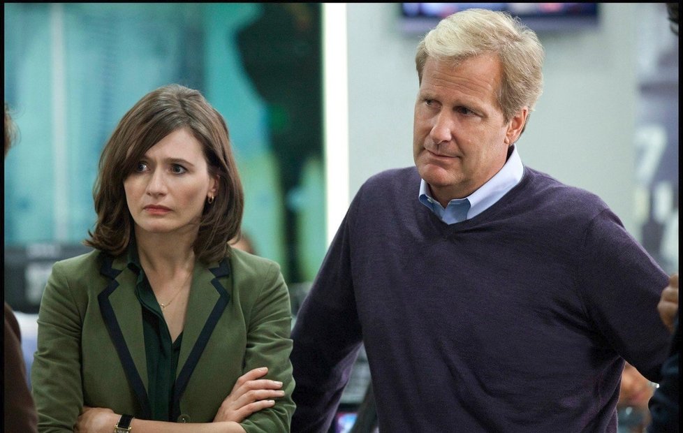 Jeff Daniels a Emily Mortimer v seriálu Newsroom