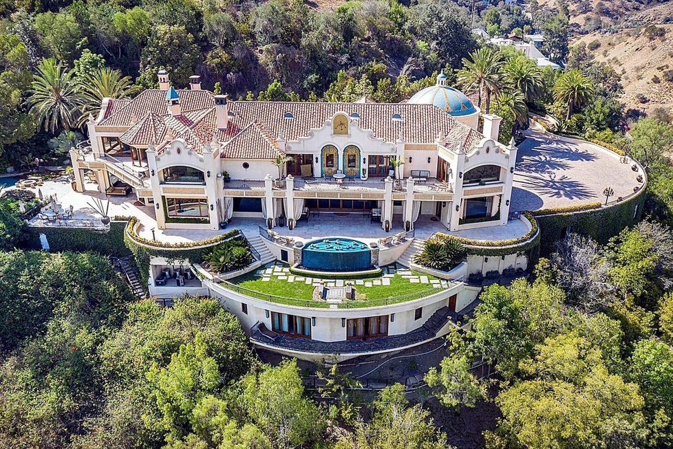 Jeff Franklin prodává luxusní vilu na pozemku, kde vraždila Mansonova sekta Rodina.