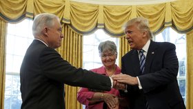 Trumpův ministr spravedlnosti Jeff Sessions čelil kvůli schůzce s ruským velvyslancem během volební kampaně i výzvám k rezignaci. Trump jej podpořil.