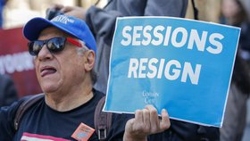 Trumpův ministr spravedlnosti Jeff Sessions čelil kvůli schůzce s ruským velvyslancem během volební kampaně i výzvám k rezignaci. Trump jej podpořil.