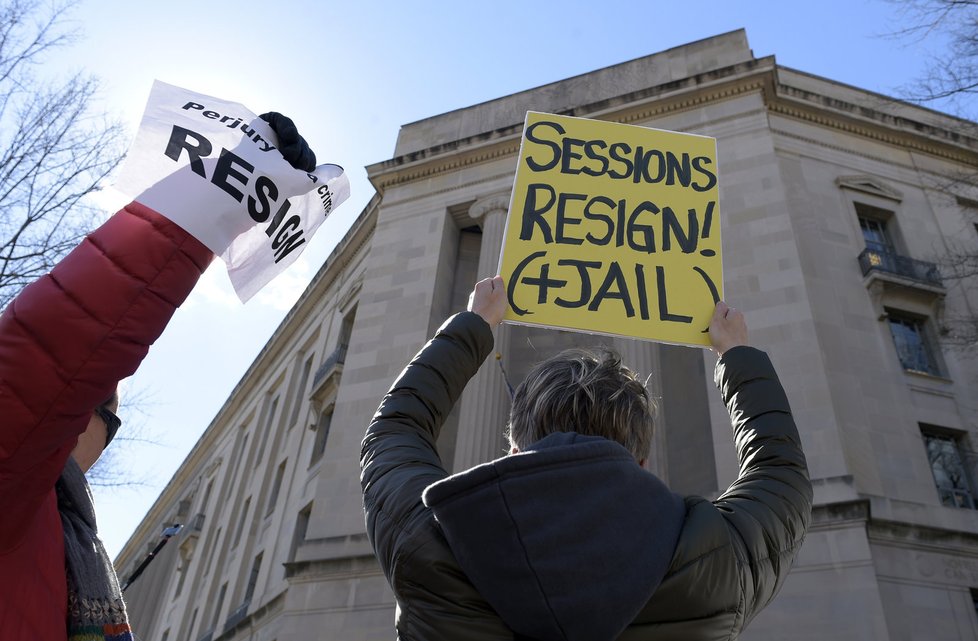 Trumpův ministr spravedlnosti Jeff Sessions čelil kvůli schůzce s ruským velvyslancem během volební kampaně i výzvám k rezignaci. Trump jej podpořil.