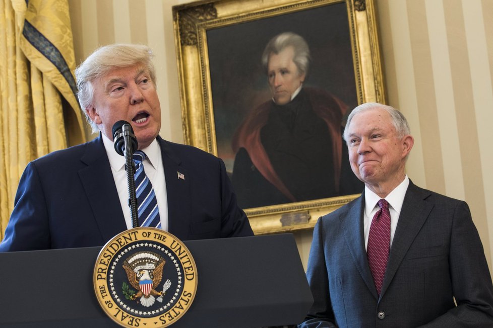 Trumpův ministr spravedlnosti Jeff Sessions čelil kvůli schůzce s ruským velvyslancem během volební kampaně i výzvám k rezignaci. Trump jej podpořil.