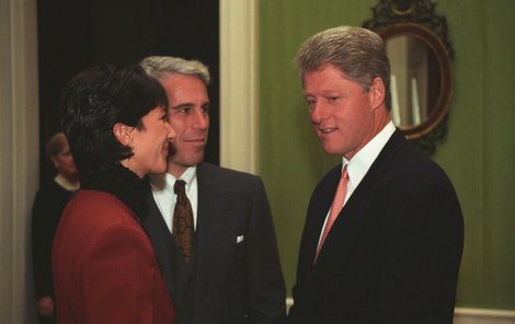 Jeffrey Epstein s jeho přítelkyní a americkým exprezidentem Billem Clintonem.