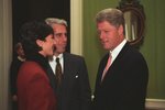 Jeffrey Epstein s jeho přítelkyní a americkým exprezidentem Billem Clintonem