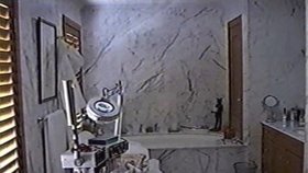 Záběry z policejní razie v Epsteinově domě hříchů z roku 2005