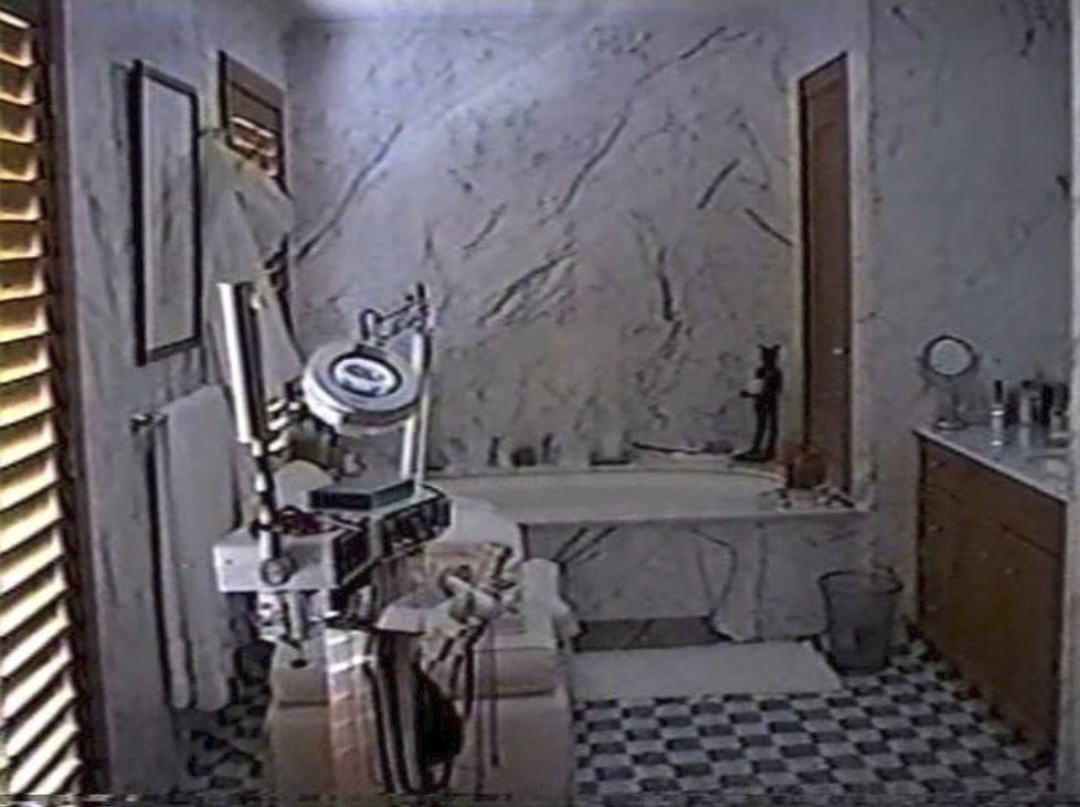 Záběry z policejní razie v Epsteinově domě hříchů z roku 2005.