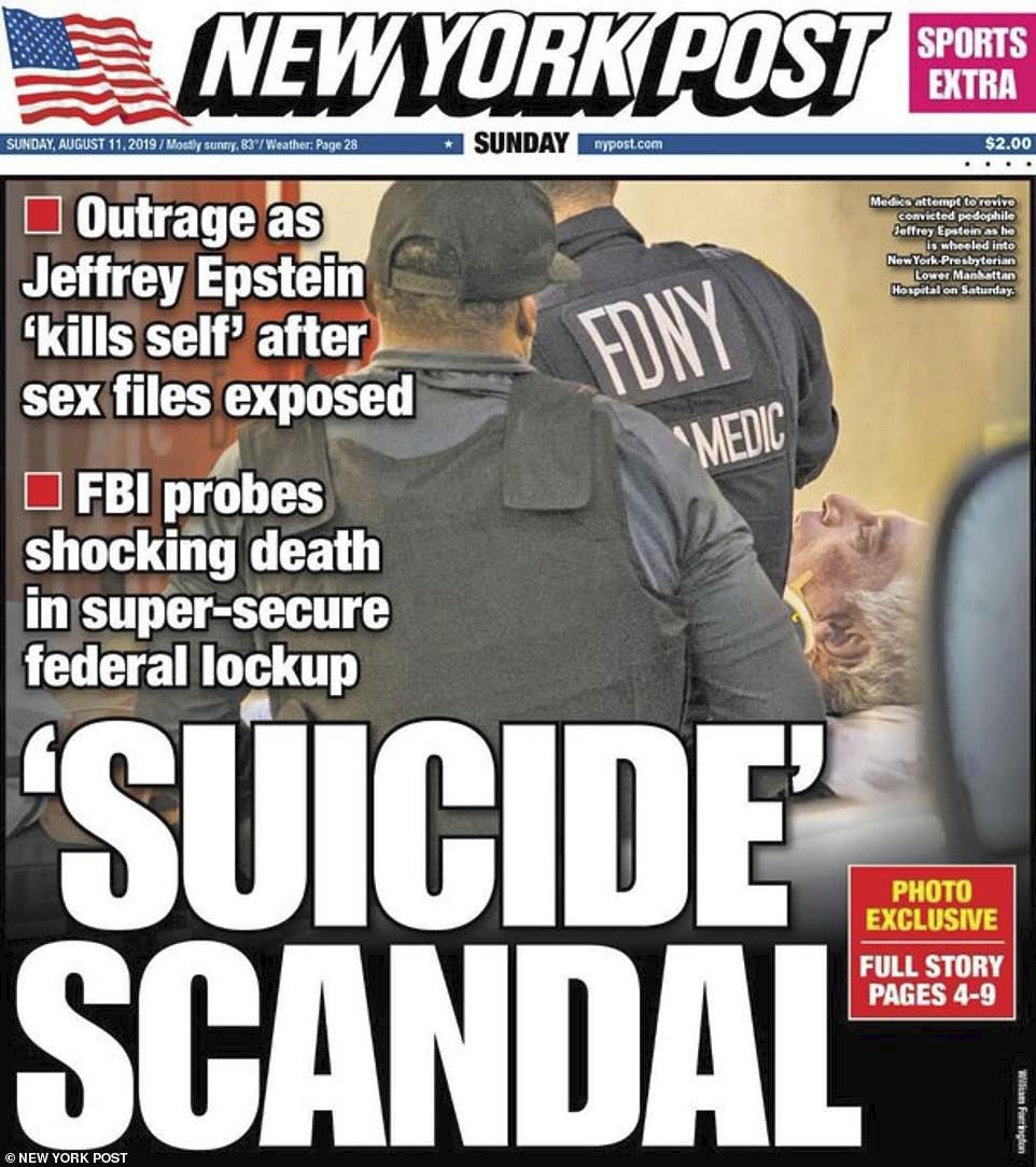 Titulní strana deníku New York Post přinesla fotografii Jeffreyho Epsteina při převozu z věznice do nemocnice, kde byl prohlášen za mrtvého.