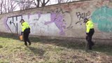 Kluk s injekcí zapíchnutou v noze, holčička s "prošpikovanou" botou: Brno zaplavily stříkačky feťáků