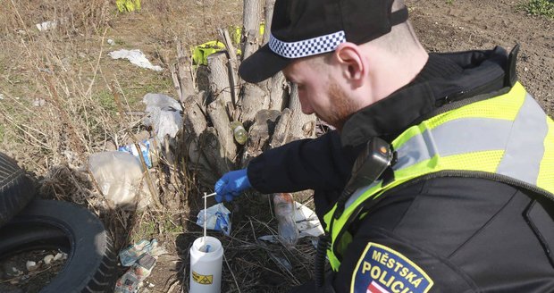Brněnští strážnici se ve čtvrtek 15. března 2018 zaměřili na sběr použitých jehel narkomanů. Za jediný den jich našli 296.