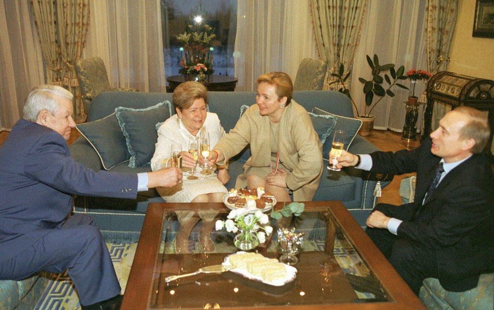 Manželé Putinovi oslavili s jeho manželkou narozeniny Borise Jelcina (2002).