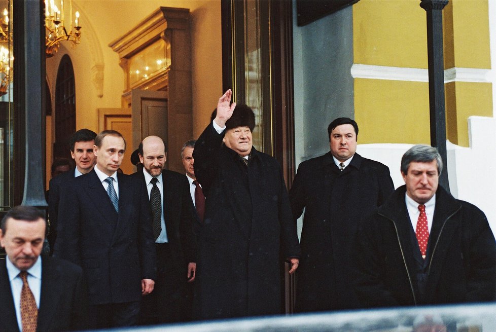 Boris Jelcin rezignoval 31. 12. 1999, nahradil ho premiér Putin.