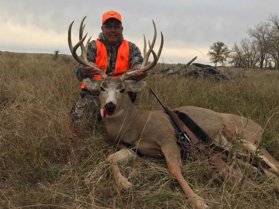 Ve Wisconsinu začala sezona lovu jelenů. Lidé se se svými trofejemi rádi fotí.