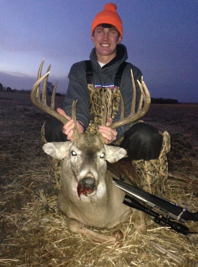 Ve Wisconsinu začala sezona lovu jelenů. Lidé se se svými trofejemi rádi fotí.