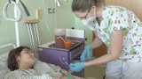 Jelyzavetě (12) v Mariupolu málem ustřelili  nohu! Zachránili ji lékaři v Ostravě