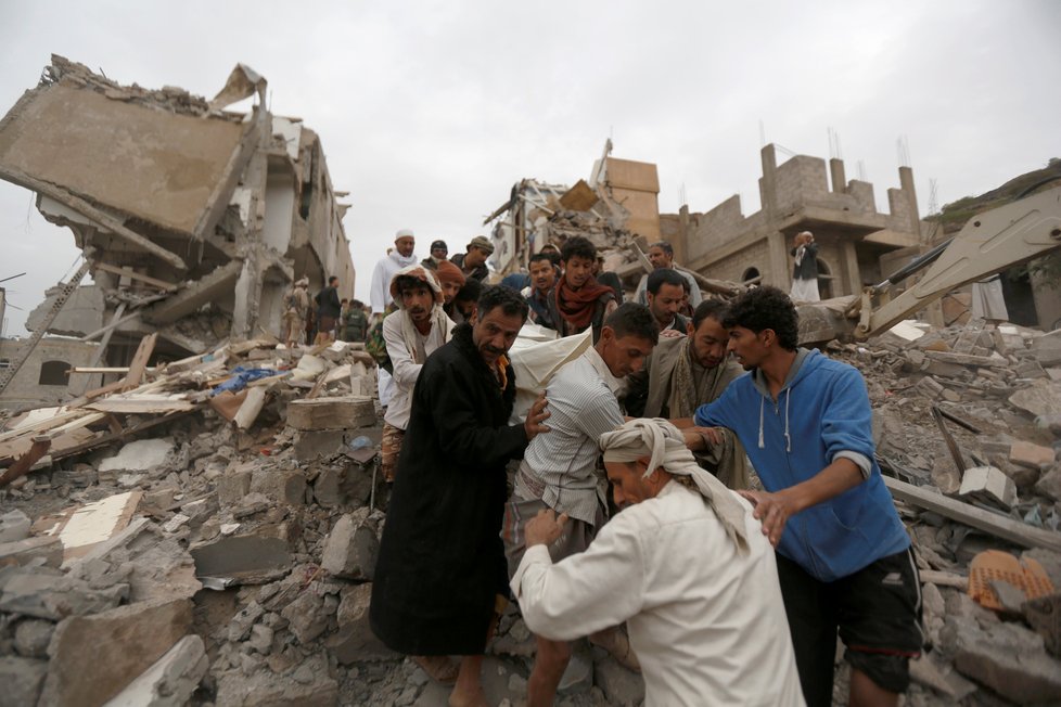 Při náletu v Jemenu zemřeli civilisté, mezi nimi i šest dětí.
