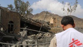 Ještě dvanáct hodin po útoku byl vidět dým stoupající z trosek nemocnice v oblasti Sa‘ada v Jemenu.