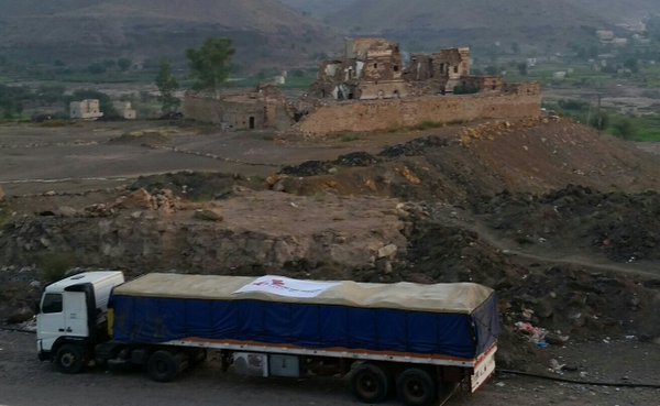 Ani v jiných částech Jemenu není pro lidi situace o moc lepší. Dvěma kamionům právě s pomocí od Lékařů bez hranic byl na kontrolních stanovištích Hútiú odepřen vjezd do oblasti v jižním Jemenu.
