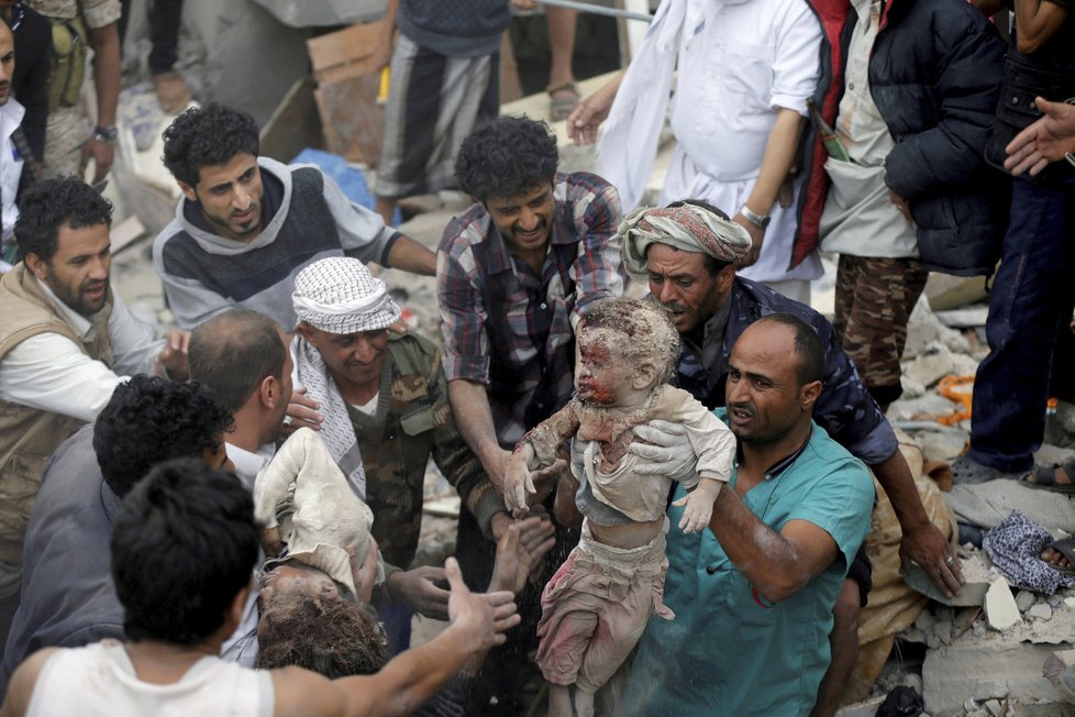 Letecký útok v Jemenu si vyžádal řadu obětí, jsou mezi nimi i děti.