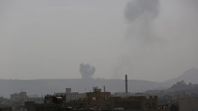 Kouř stoupá z kontrolovaného vojenského stanoviště v Saná v Jemenu.