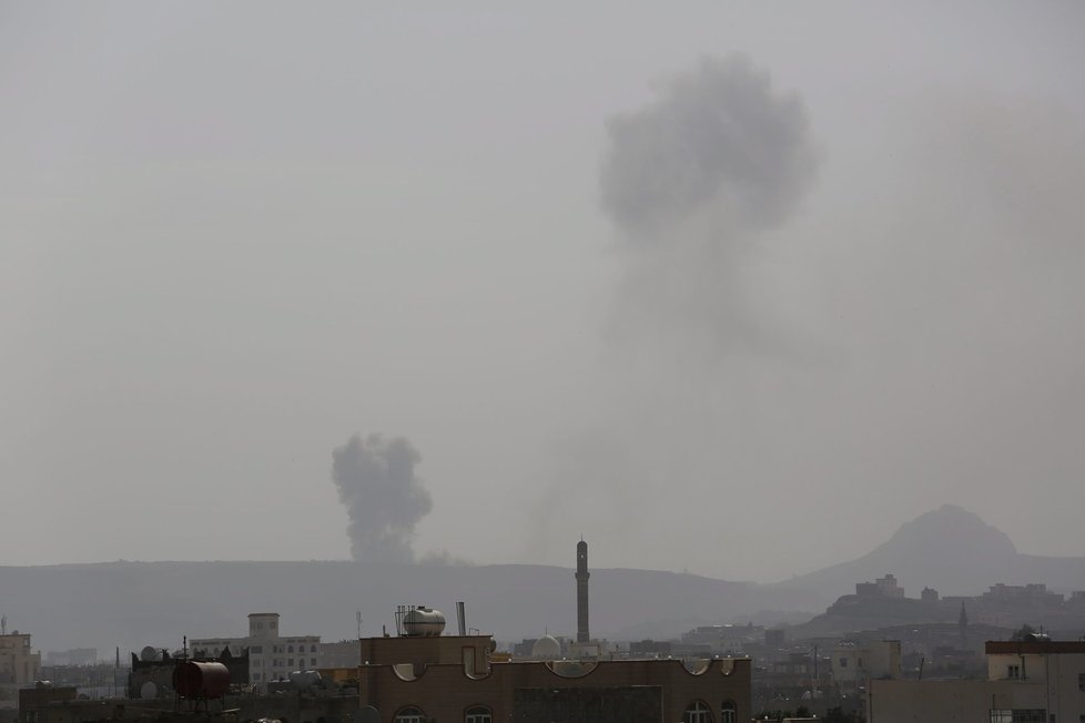 Kouř stoupá z kontrolovaného vojenského stanoviště v Saná v Jemenu.