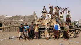 Kmenoví válečníci podporující vládu pózují nedaleko města Hudajdá (1.6.2018). OSN se obává, že útok Saudy vedené koalice na tento hlavní povstalecký přístav ještě prohloubí už tak katastrofální humanitární situaci v zemi.