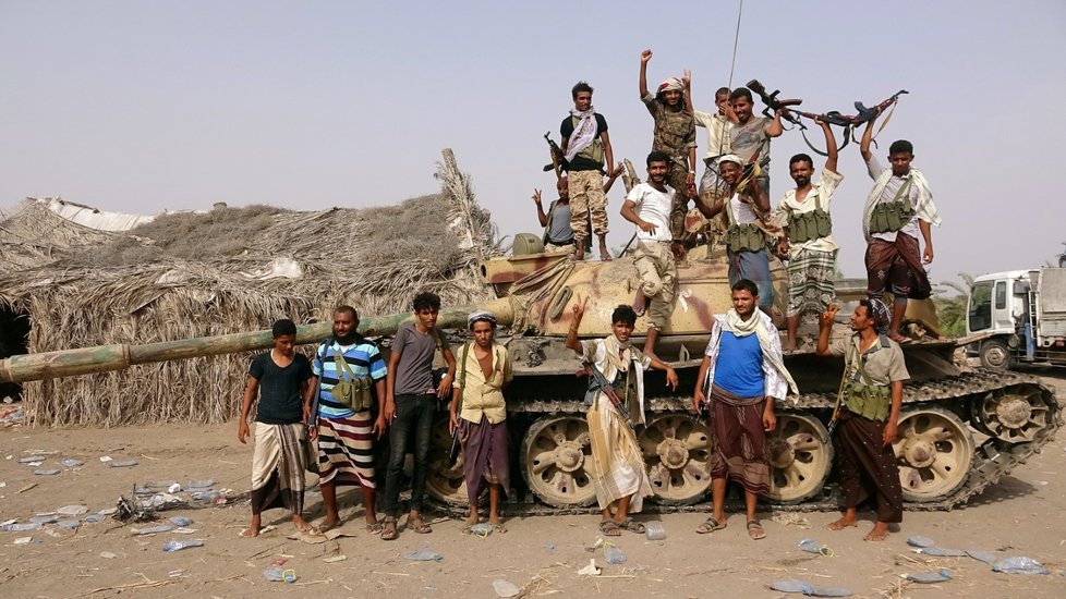 Kmenoví válečníci podporující vládu pózují nedaleko města Hudajdá (1. 6. 2018). OSN se obává, že útok Saudy vedené koalice na tento hlavní povstalecký přístav ještě prohloubí už tak katastrofální humanitární situaci v zemi.