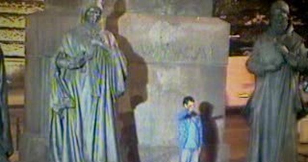 Jemenec hajloval na soše sv. Václava