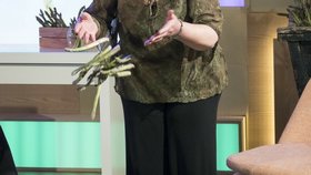 Jemima Packington věští z chřestu.