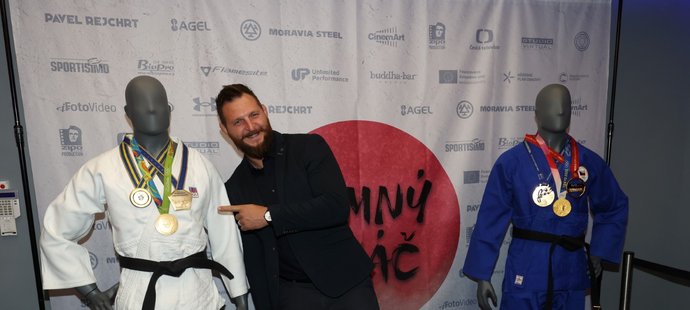 Na premiéře ukázal a premiéře ukázal medailovou sbírku.