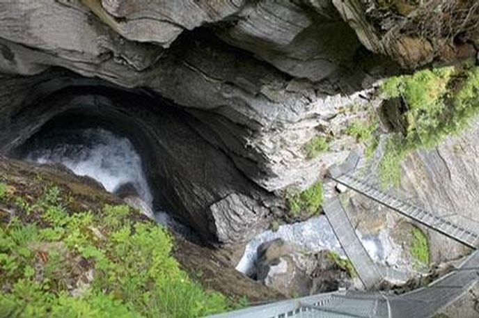 Jen pro zdatné
a zkušené lezce je určena
vzdušná ferrata vedoucí na
vrchol Daubenhorn. Naopak
pro každého kilometrová
procházka termálním
kaňonem Jen pro zdatné
a zkušené lezce je určena
vzdušná ferrata vedoucí na
vrchol Daubenhorn. Naopak
pro každého kilometrová
procházka termálním
kaňonem