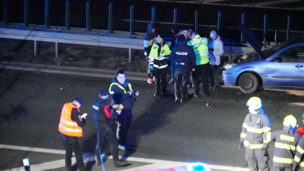 Hromadná nehoda na dálnici D6. Jeden řidič zemřel, smetlo ho projíždějící auto.