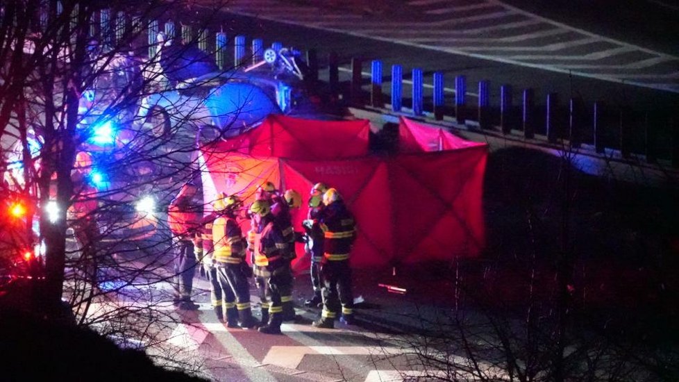 Hromadná nehoda na dálnici D6. Jeden řidič zemřel, smetlo ho projíždějící auto.